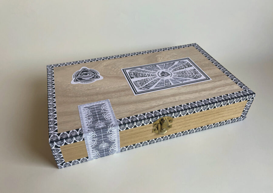 Foto van een beplakt houten kistje.